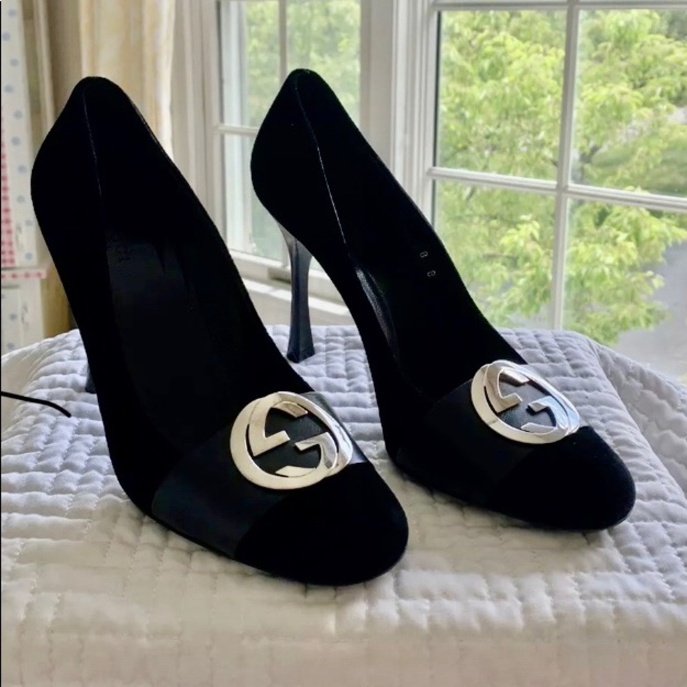 Gucci by Tom Ford black velvet pumps - like new
